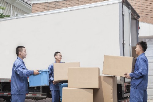 Local moving service managing access and parking challenges